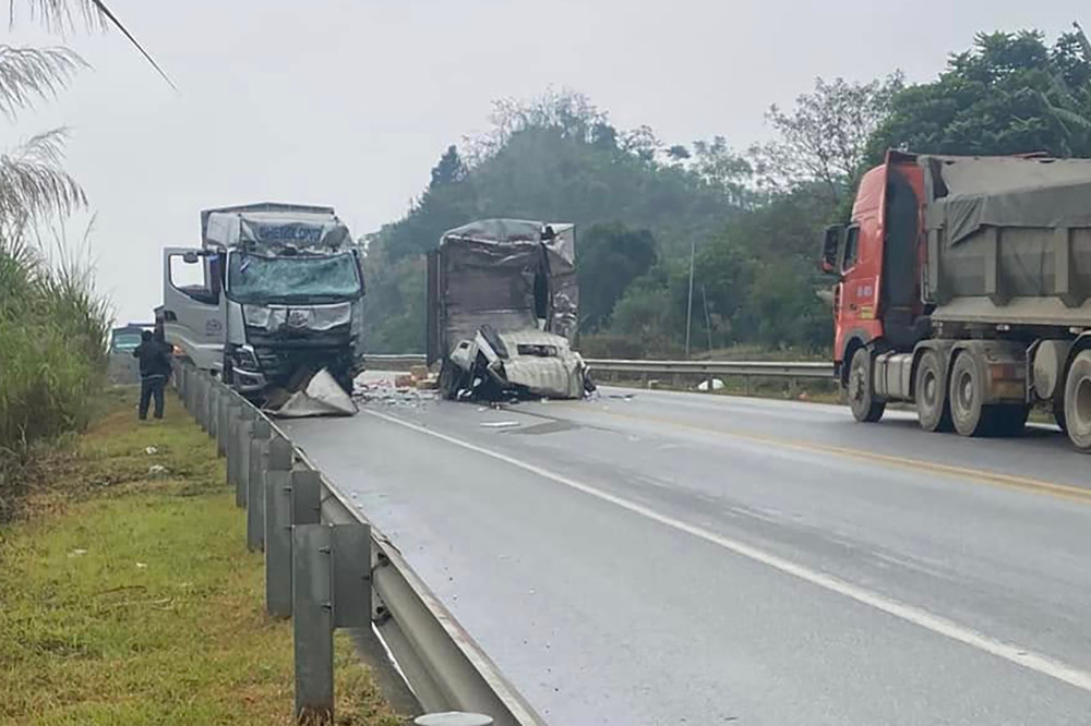 Hai xe tải va chạm trên cao tốc Nội Bài - Lào Cai, 3 người thương vong
