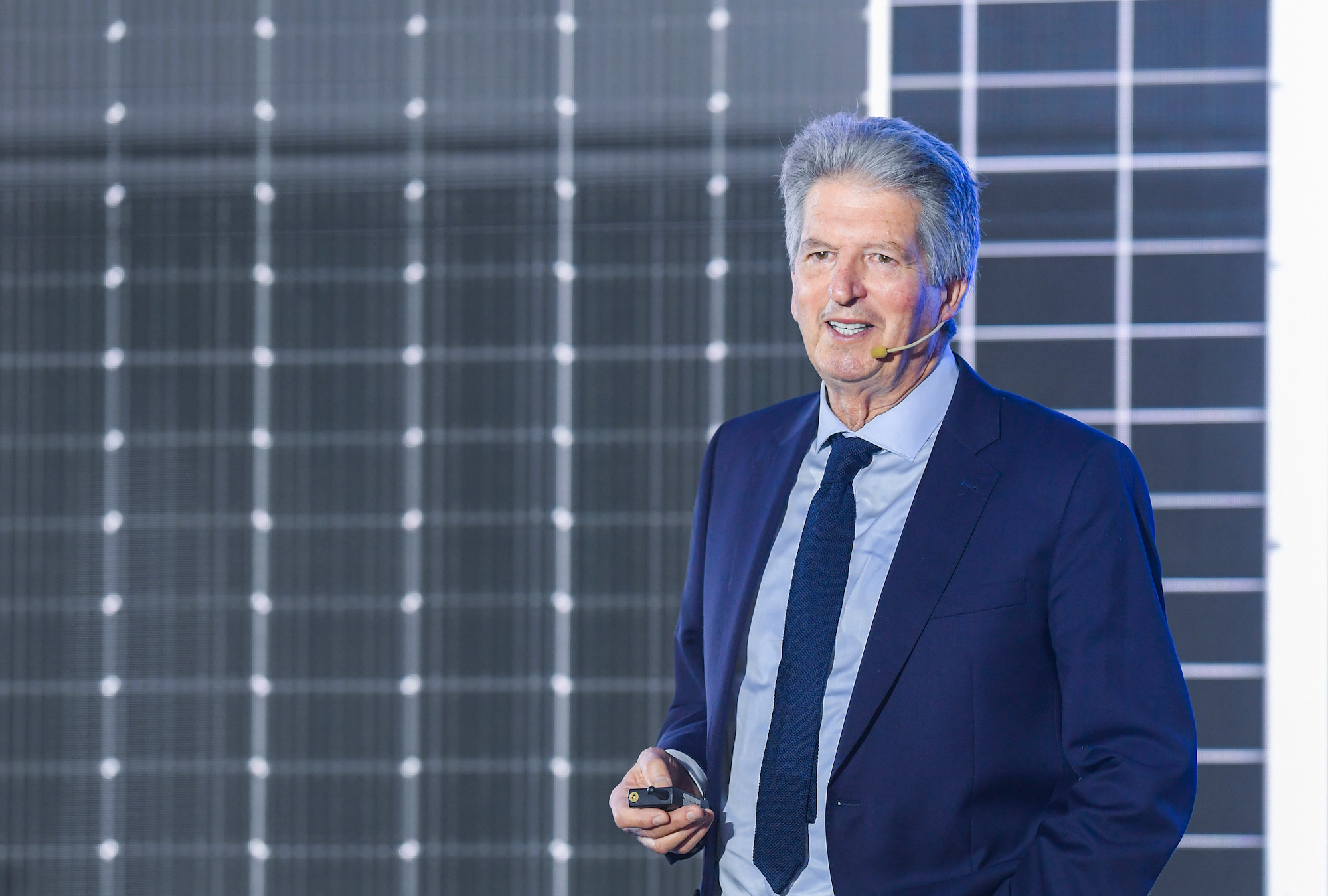 Phát triển năng lượng sạch: AI sẽ giúp tạo ra vật liệu mới cho pin mặt trời