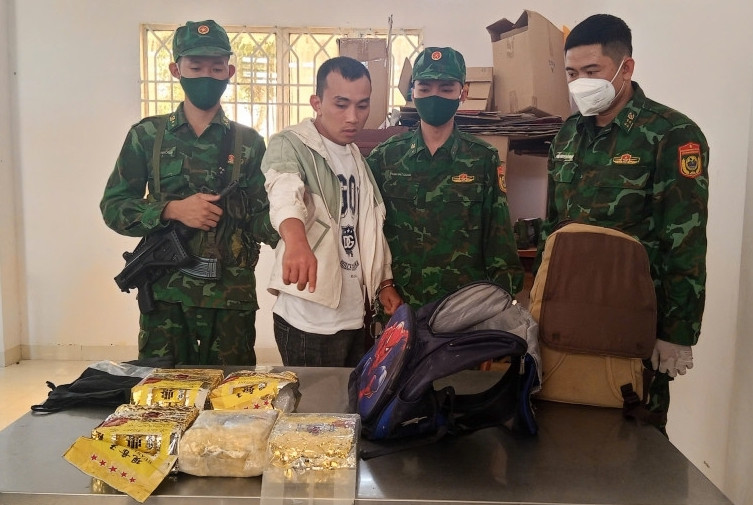 Bắt 2 nam thanh niên vận chuyển hơn 10 kg ma túy từ Campuchia về Việt Nam