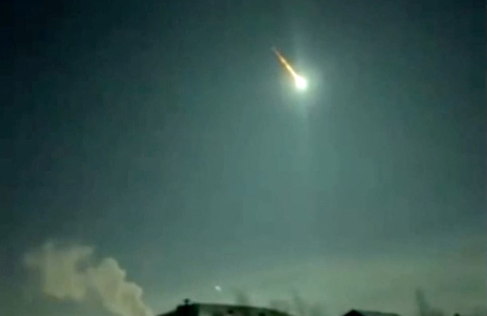 Tiểu hành tinh rơi thắp sáng bầu trời ở Nga