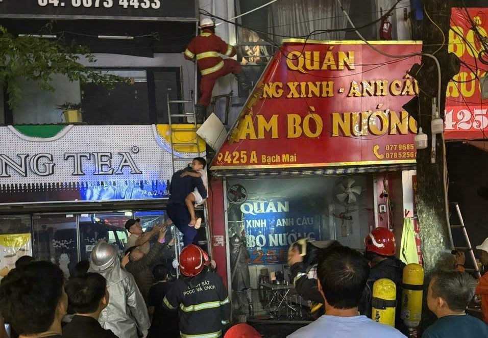 Cháy cửa hàng bánh mì ở Hà Nội, cảnh sát dùng thang cứu 3 người mắc kẹt 