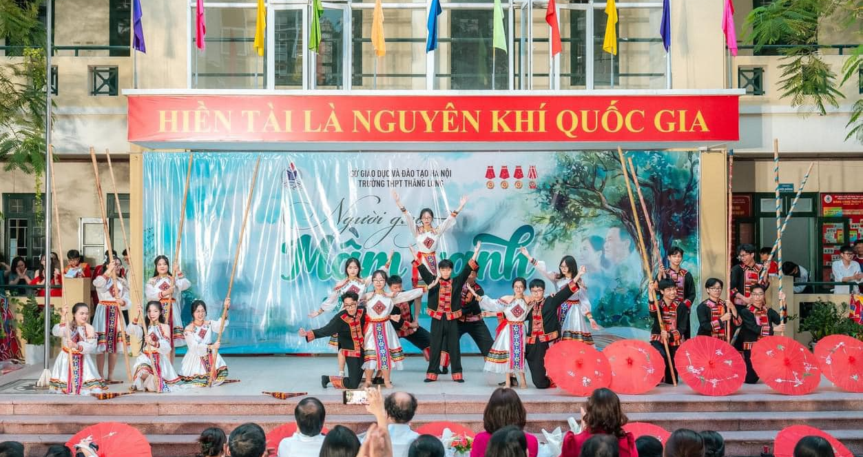 Bức xúc một lớp ở Hà Nội thu 800.000 đồng/học sinh để tổ chức văn nghệ