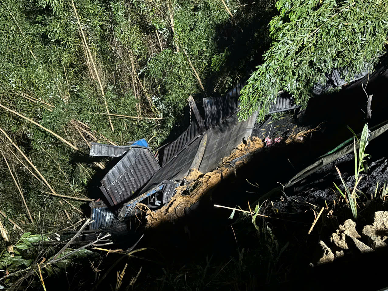 Ô tô đầu kéo chở than từ Lào lao xuống vực sâu ở Thừa Thiên - Huế