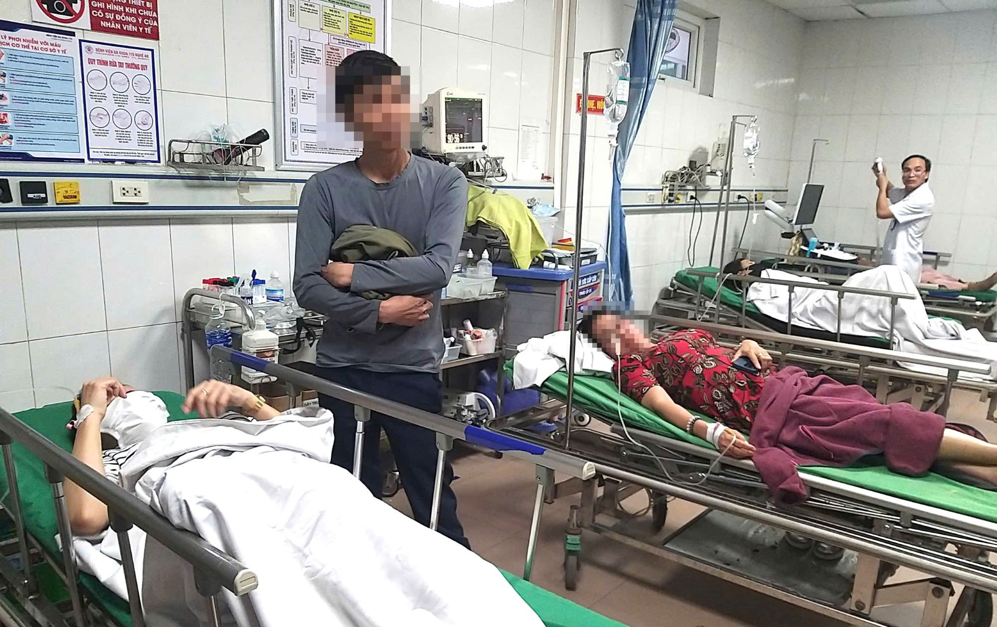 Hơn 60 công nhân ở Nghệ An nhập viện sau bữa cơm trưa