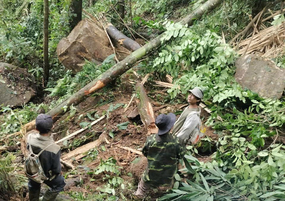 Hàng chục tảng đá lớn lăn xuống làng Tu Hon: Đề nghị công bố tình huống khẩn cấp