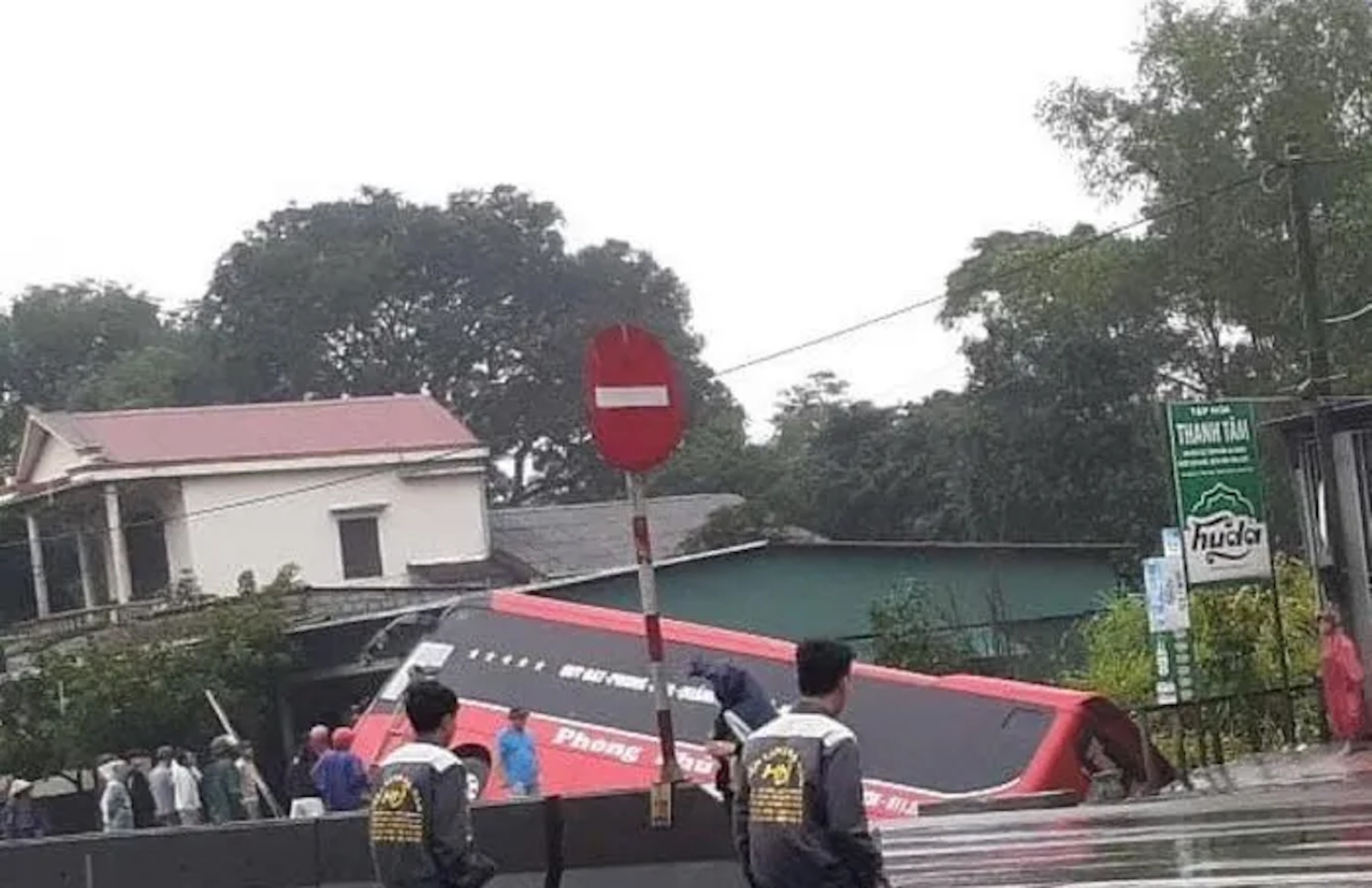 Xe giường nằm lao lên lề đường rồi lật nghiêng, hành khách may mắn thoát chết