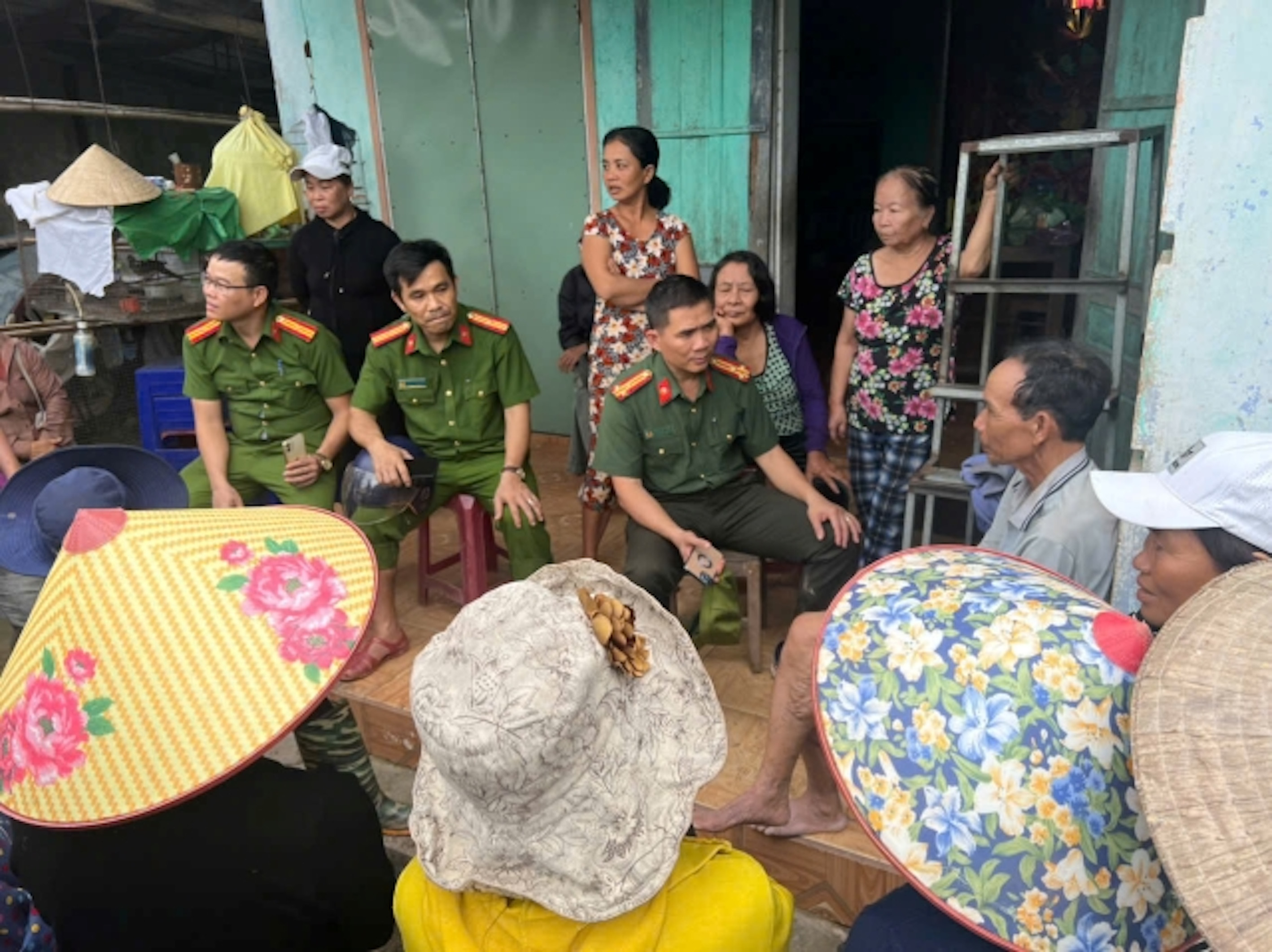 Con gái viết thư cảm ơn công an xuyên đêm tìm bố đi lạc trên núi