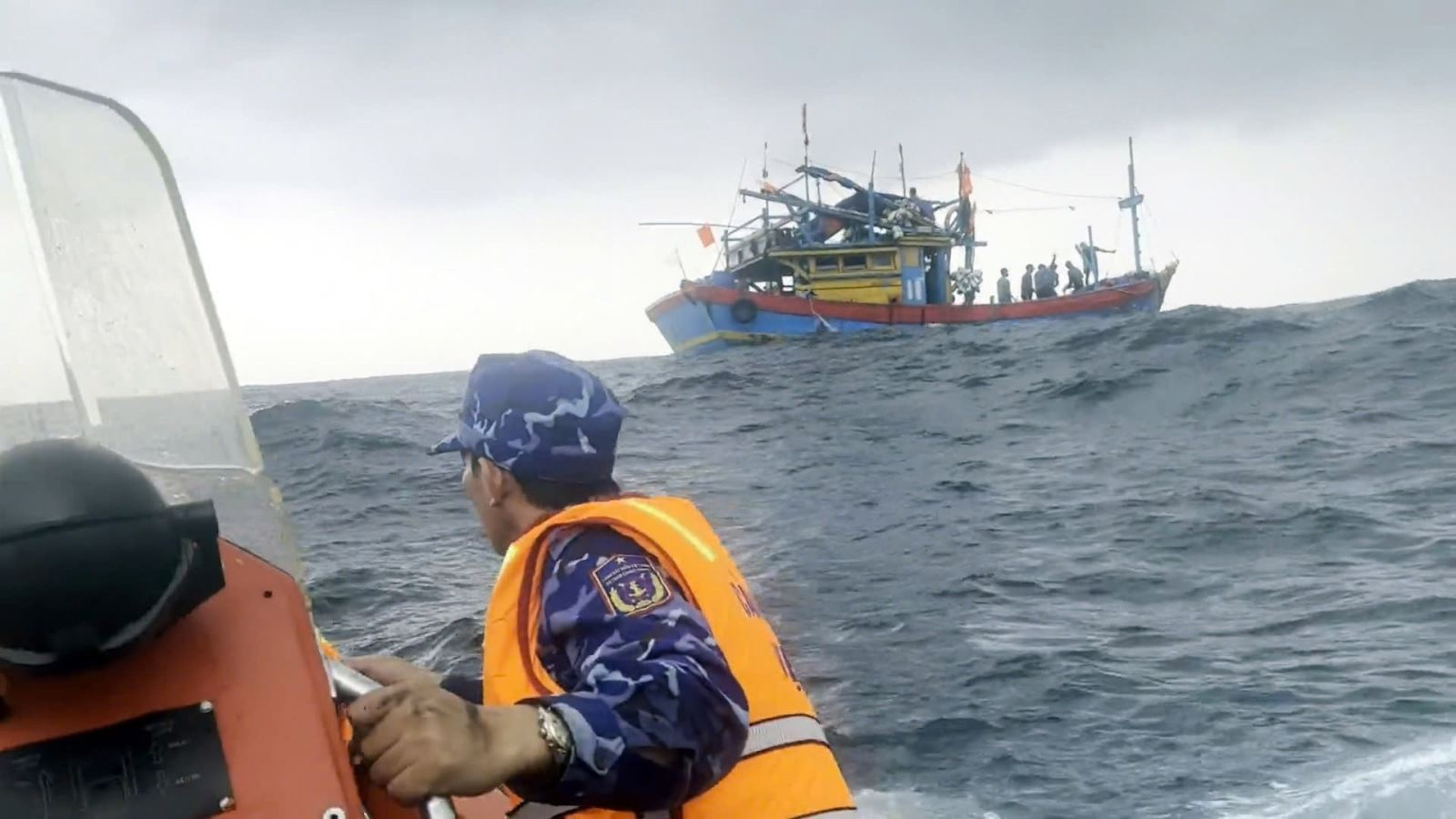 Tàu cá gặp nạn trên biển Quảng Trị, 8 ngư dân được cứu thành công