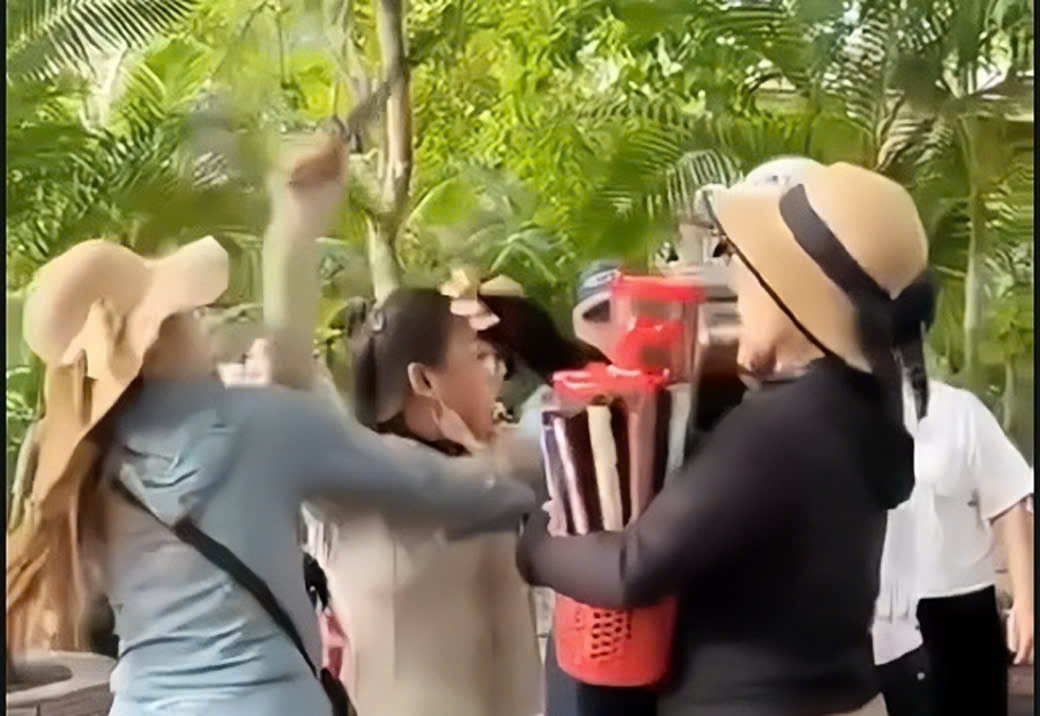 Xử lý 3 người bán hàng rong ở Nha Trang xô xát với du khách