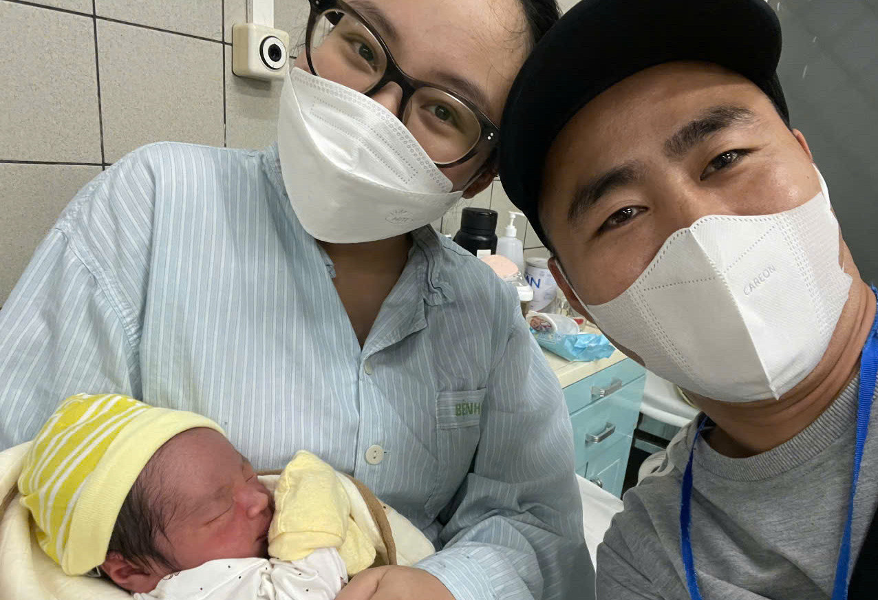 Sản phụ đẻ rơi tại nhà, lên mạng tìm ân nhân lái taxi đưa tới bệnh viện