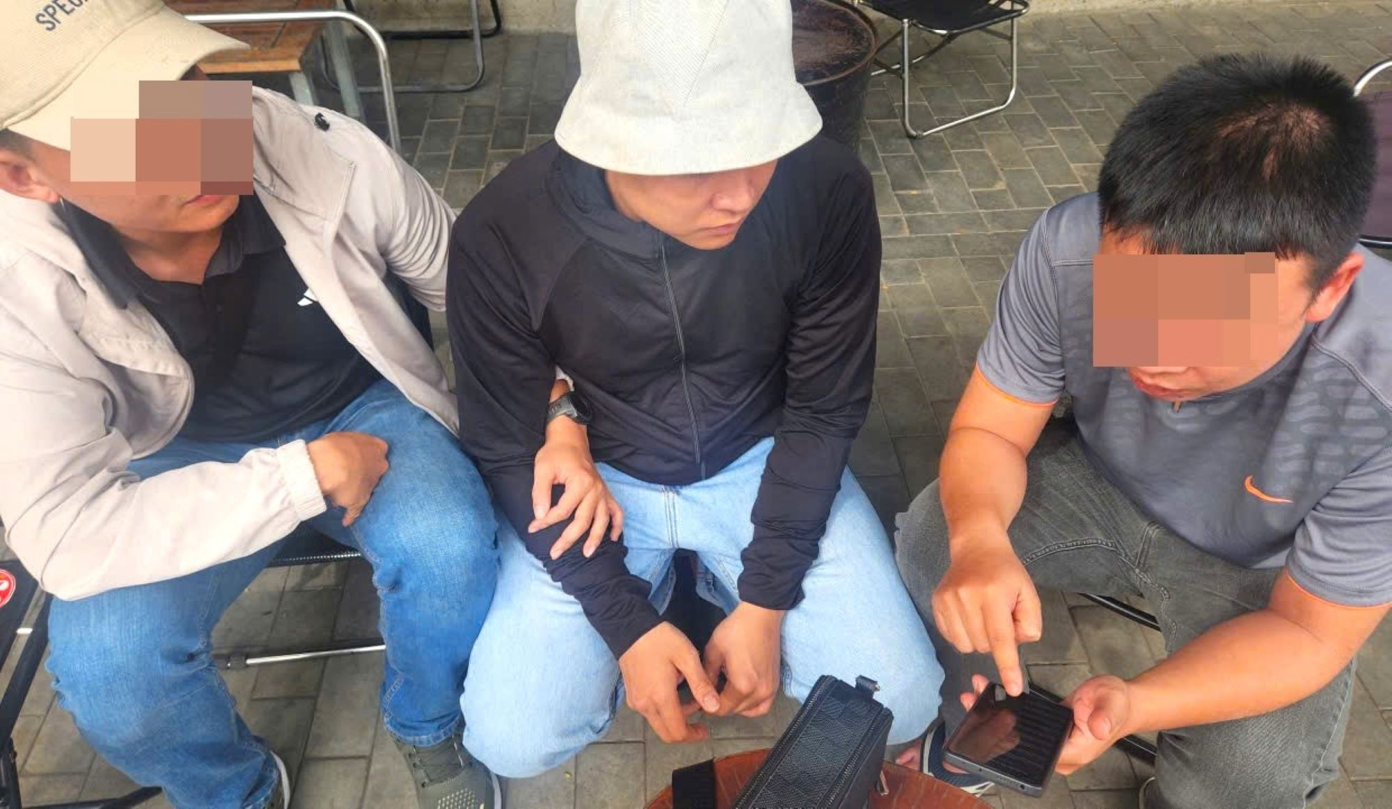 Bắt nhóm giả cảnh sát hình sự, trùm đầu tài xế ô tô Grab để cướp