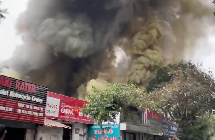 Cháy quán gà trên phố Hà Nội