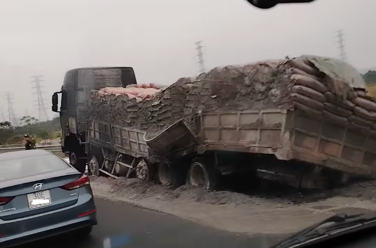 Xe đầu kéo bốc cháy ngùn ngụt trên cao tốc Pháp Vân - Cầu Giẽ