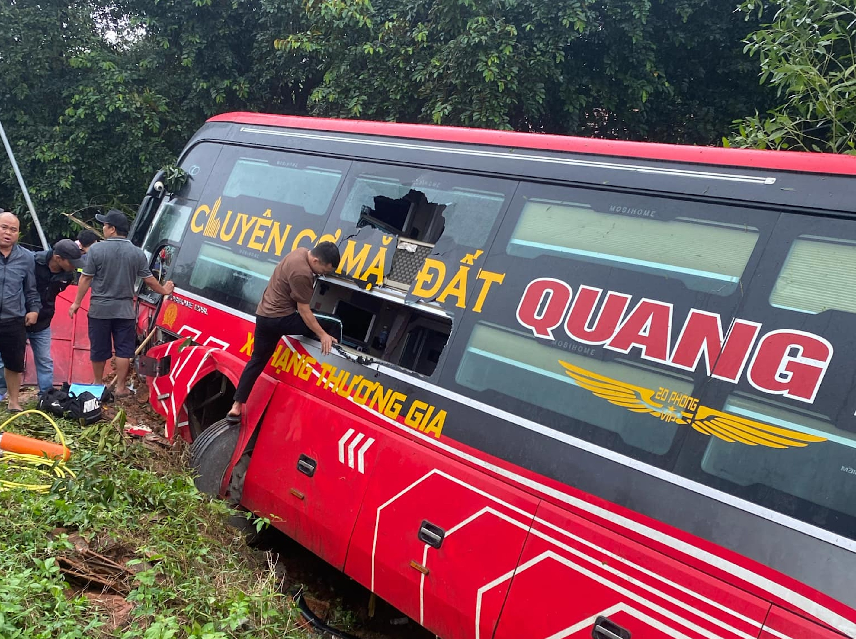 Xe khách lao xuống vệ đường, nhiều người bị thương