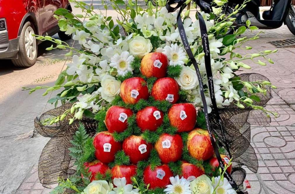 Tháp táo đỏ thay vòng hoa viếng tang khiến cộng đồng mạng Việt tranh cãi 