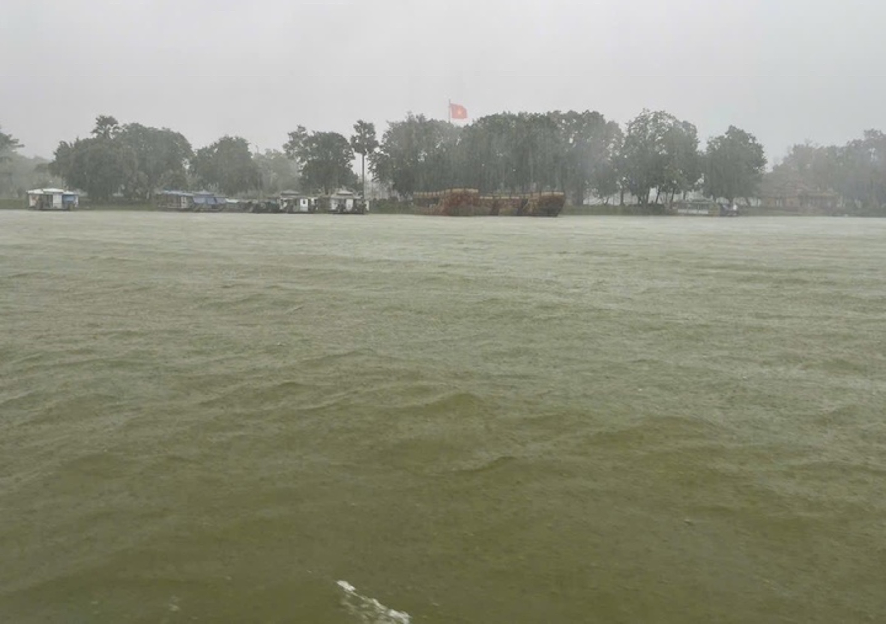 Huế sắp hứng mưa lớn, lũ trên sông Hương có thể lên báo động 3