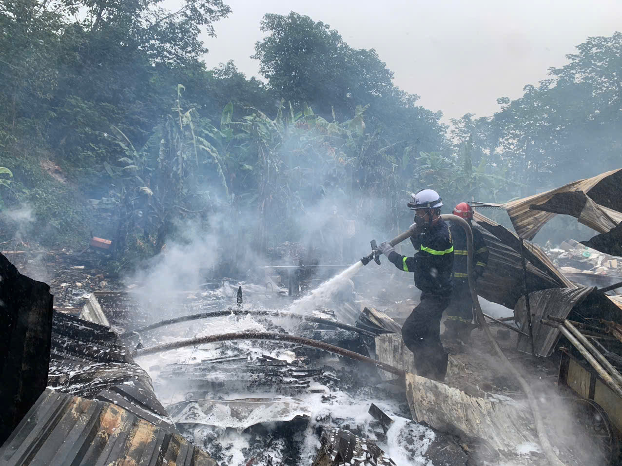 Cháy ngùn ngụt tại khu lán tập kết rác ở Hà Nội
