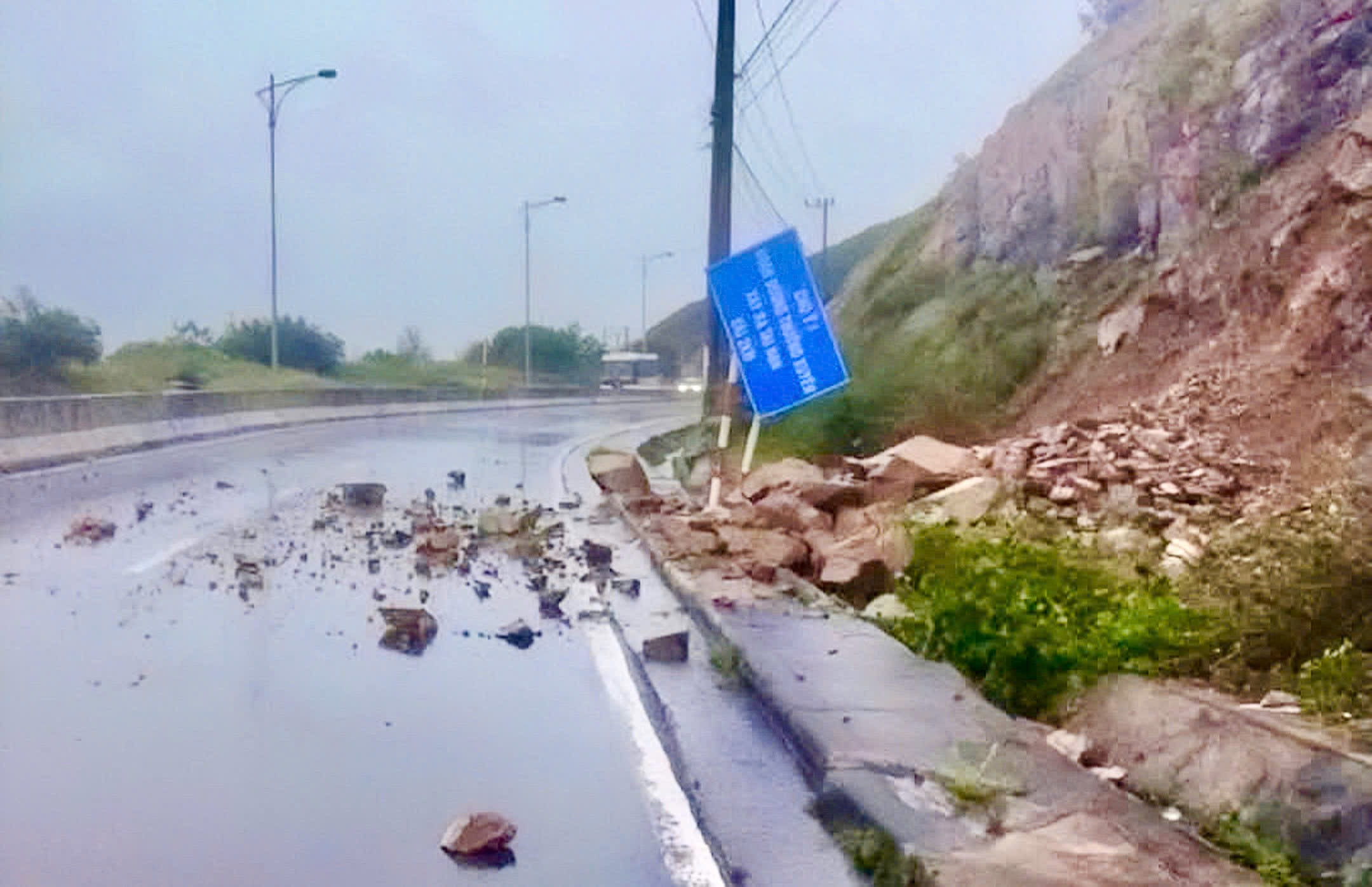 Mưa lớn gây sạt lở, đất đá đổ xuống đường ở TP Nha Trang