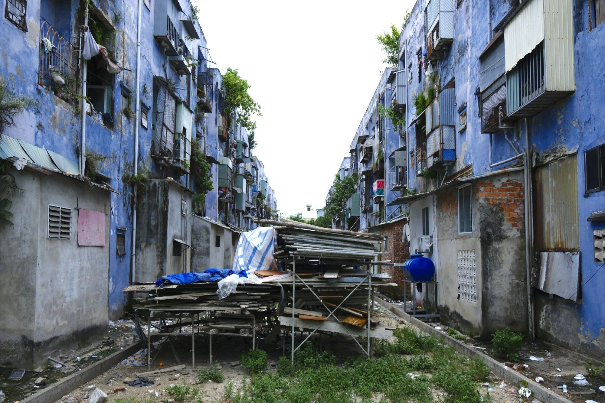 2.500 người dân ở Đà Nẵng sống trong chung cư xuống cấp, mưa phải giăng bạt