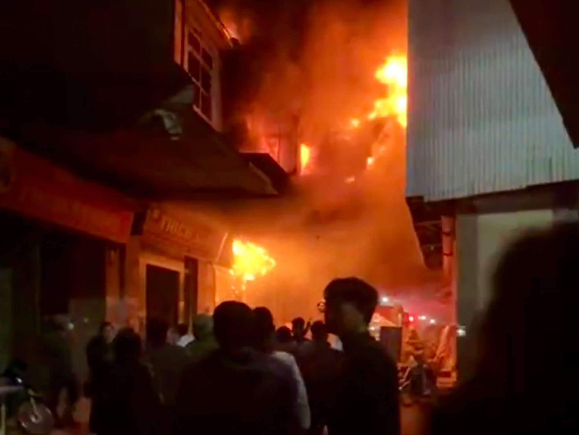 Xưởng gỗ ở Hà Nội cháy ngùn ngụt trong đêm