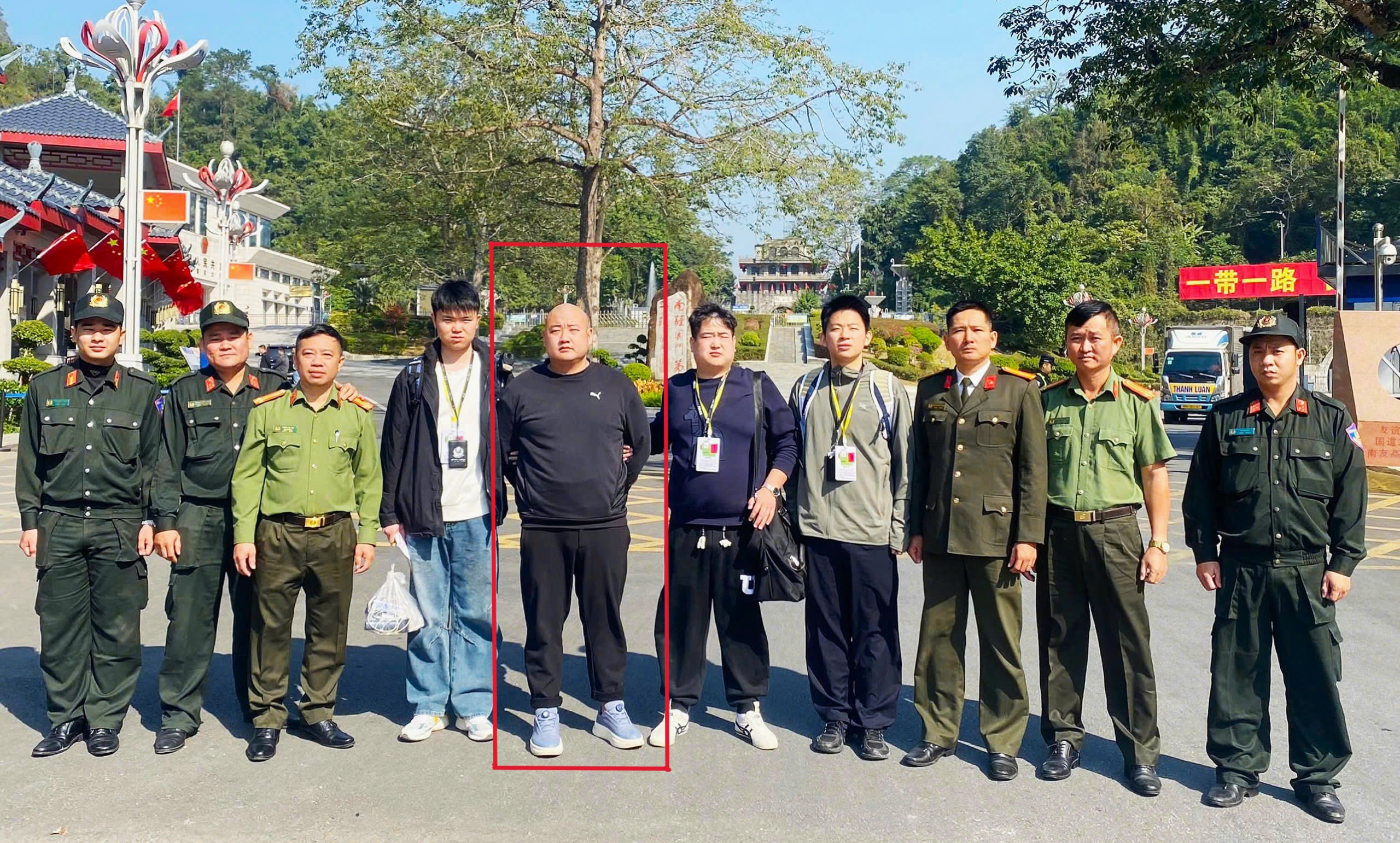 Bàn giao đối tượng truy nã cùng 4 người nhập cảnh trái phép vào Việt Nam