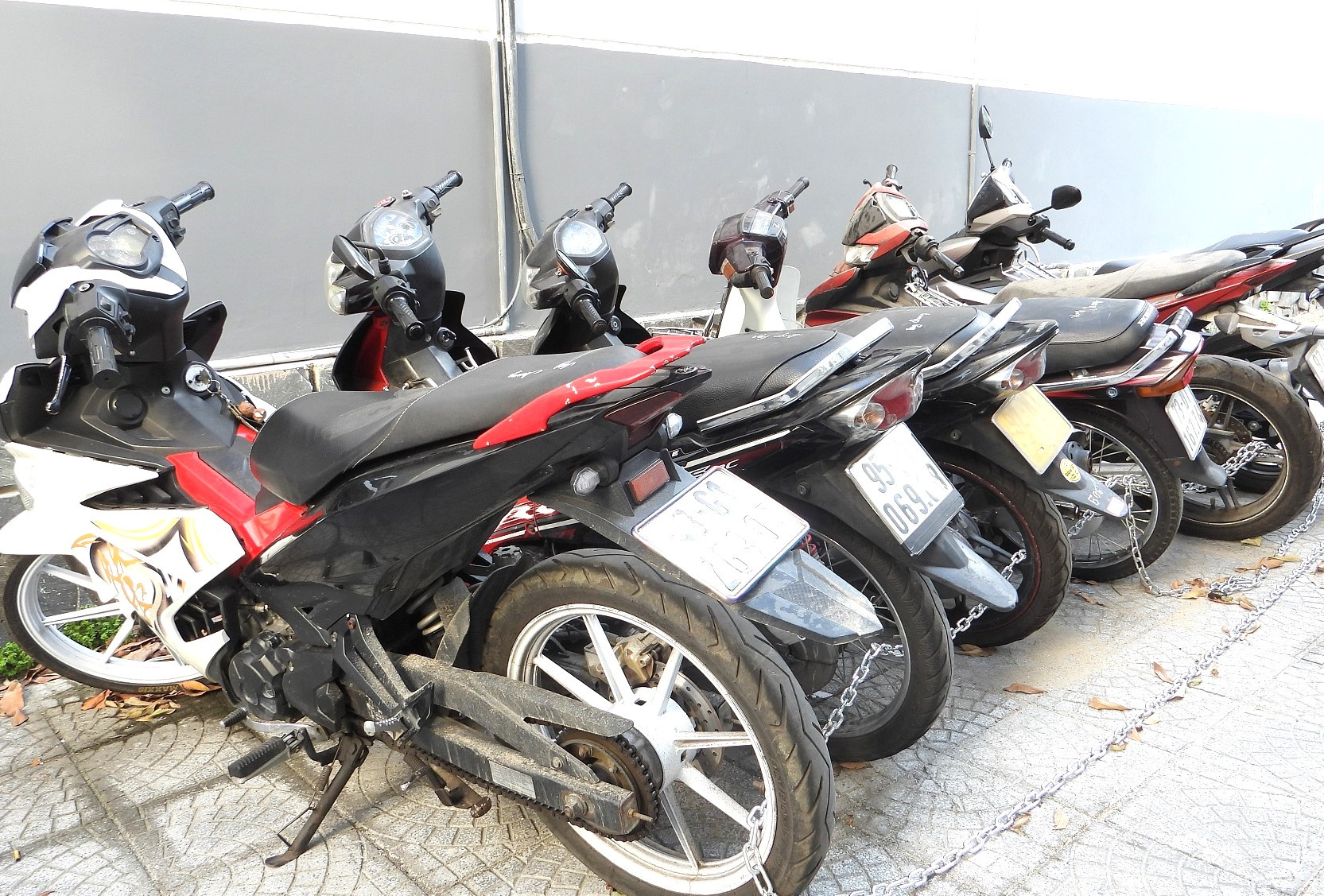 Theo quy định mới nhất, sang tên xe máy có cần đổi biển số xe?