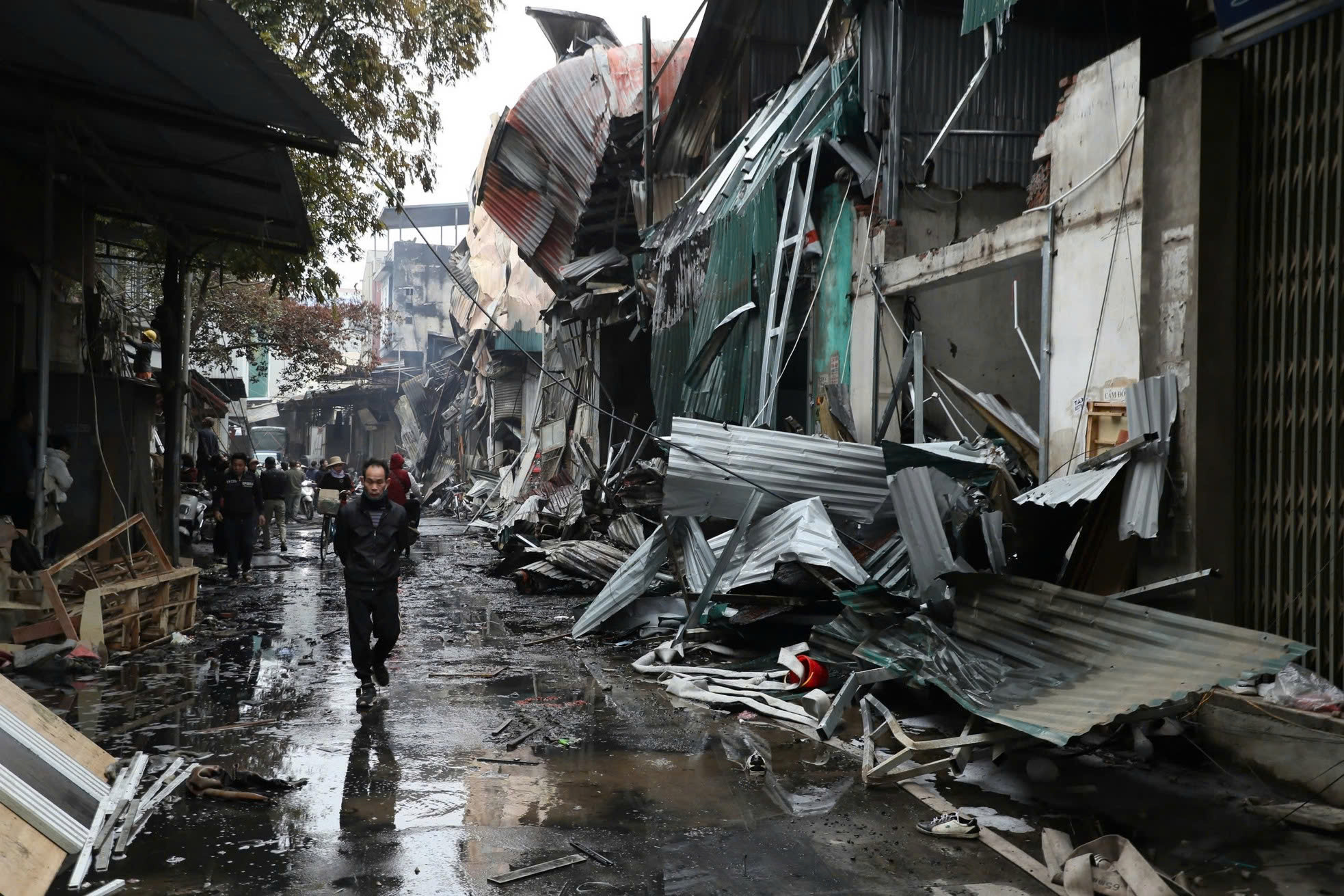 Cảnh sát dùng máy xúc mở đường dập tắt đám cháy 10 xưởng gỗ ở Hà Nội 