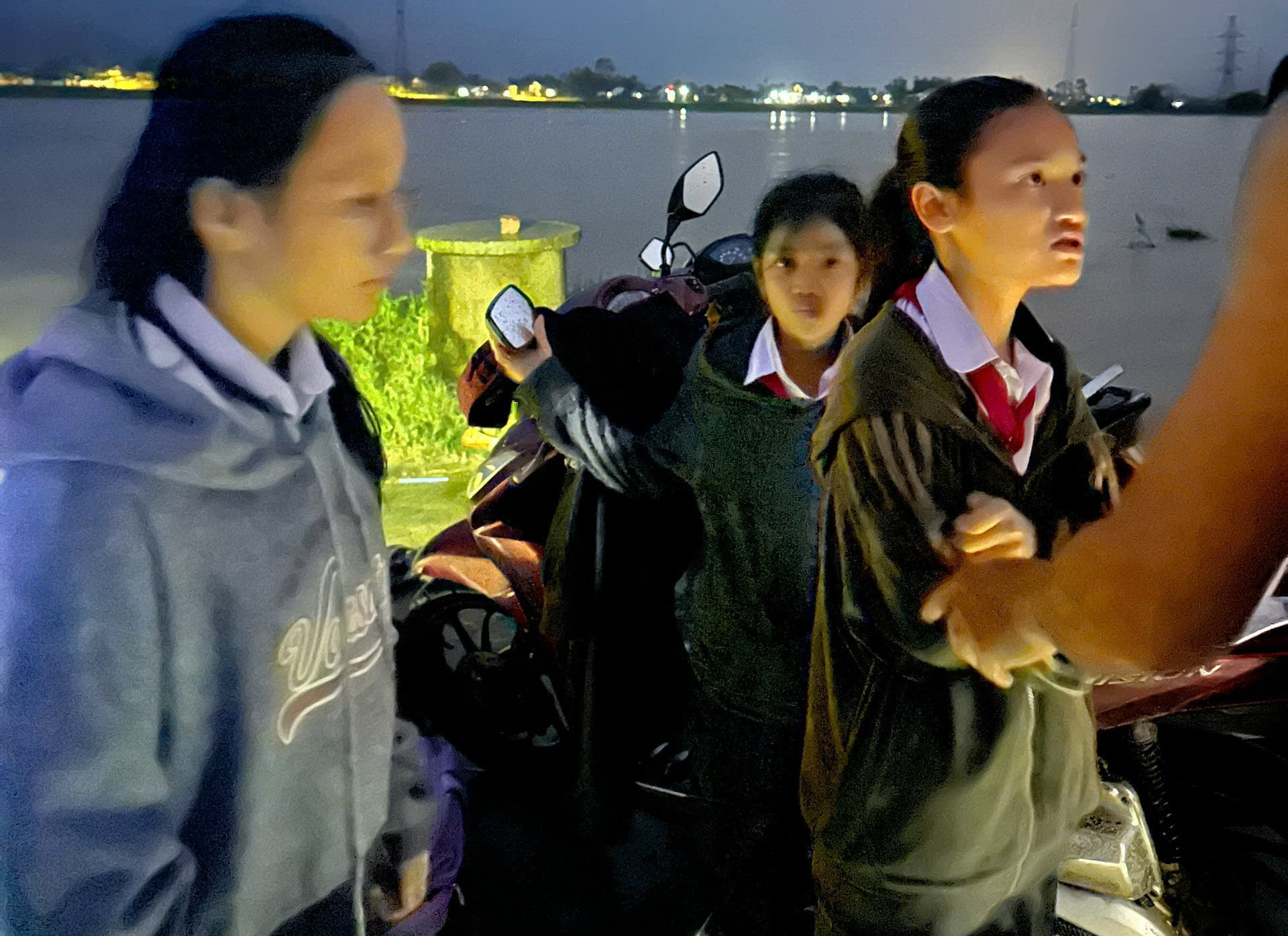 Người đàn ông ở Quảng Nam lao xuống dòng lũ xiết, cứu 3 học sinh 