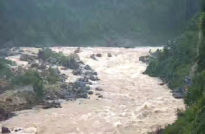 Tìm cách cứu 4 người ở Quảng Nam bị mắc kẹt giữa sông