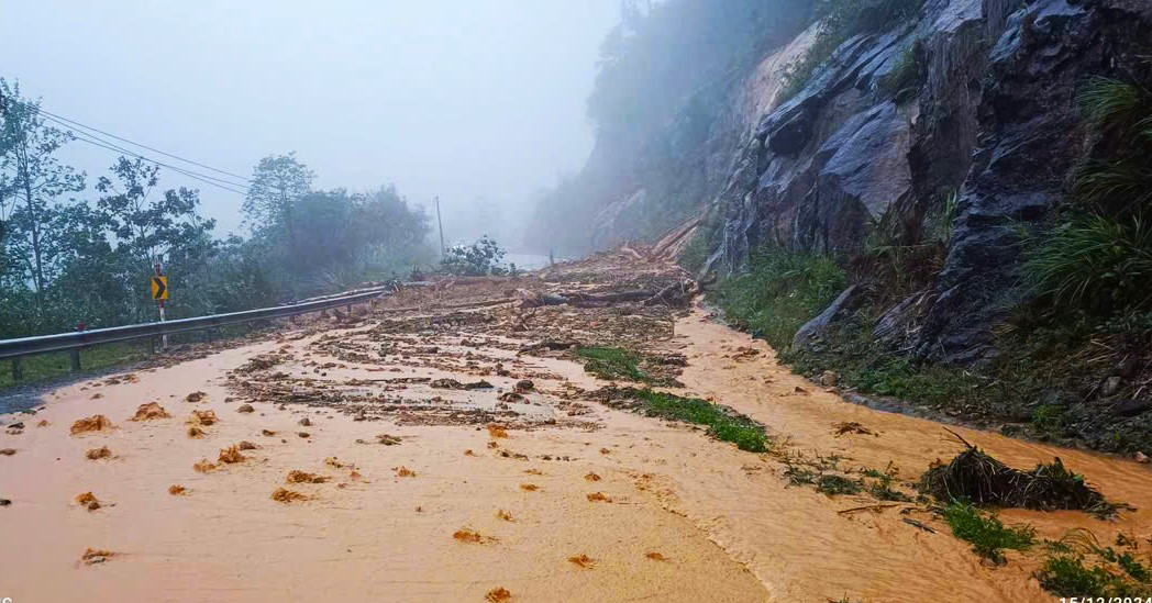 Đưa 350 người mắc kẹt giữa đèo ở Khánh Hoà về nơi an toàn