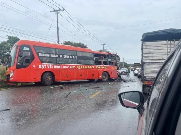 Hai xe khách tông nhau ở Bình Phước, tài xế tử vong