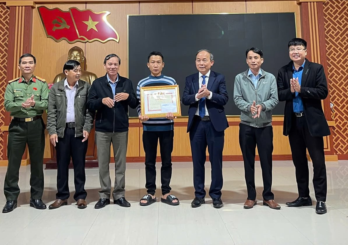 Khen thưởng người đàn ông lao xuống dòng lũ xiết, cứu 3 học sinh