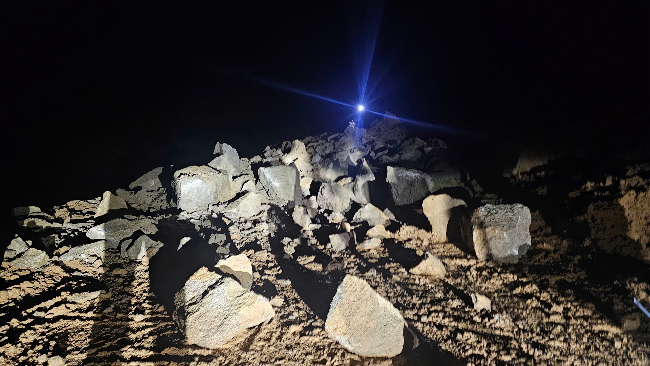 Dùng 18kg thuốc nổ phá tảng đá 200m3 chắn ngang đèo Khánh Lê