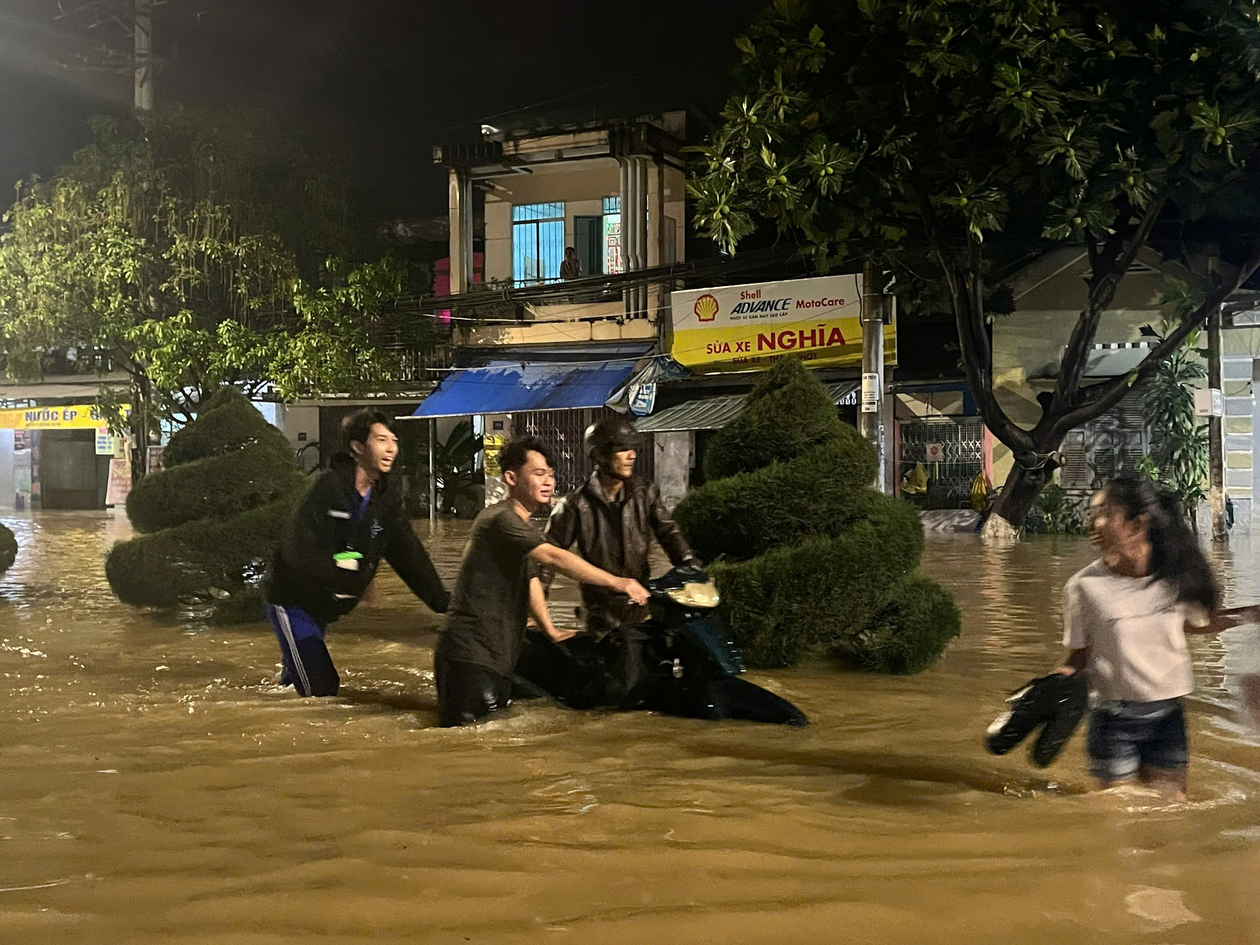 Nhiều nơi ở TP Nha Trang ngập sâu, dùng mìn xử lý đá lở xuống đèo Khánh Lê 