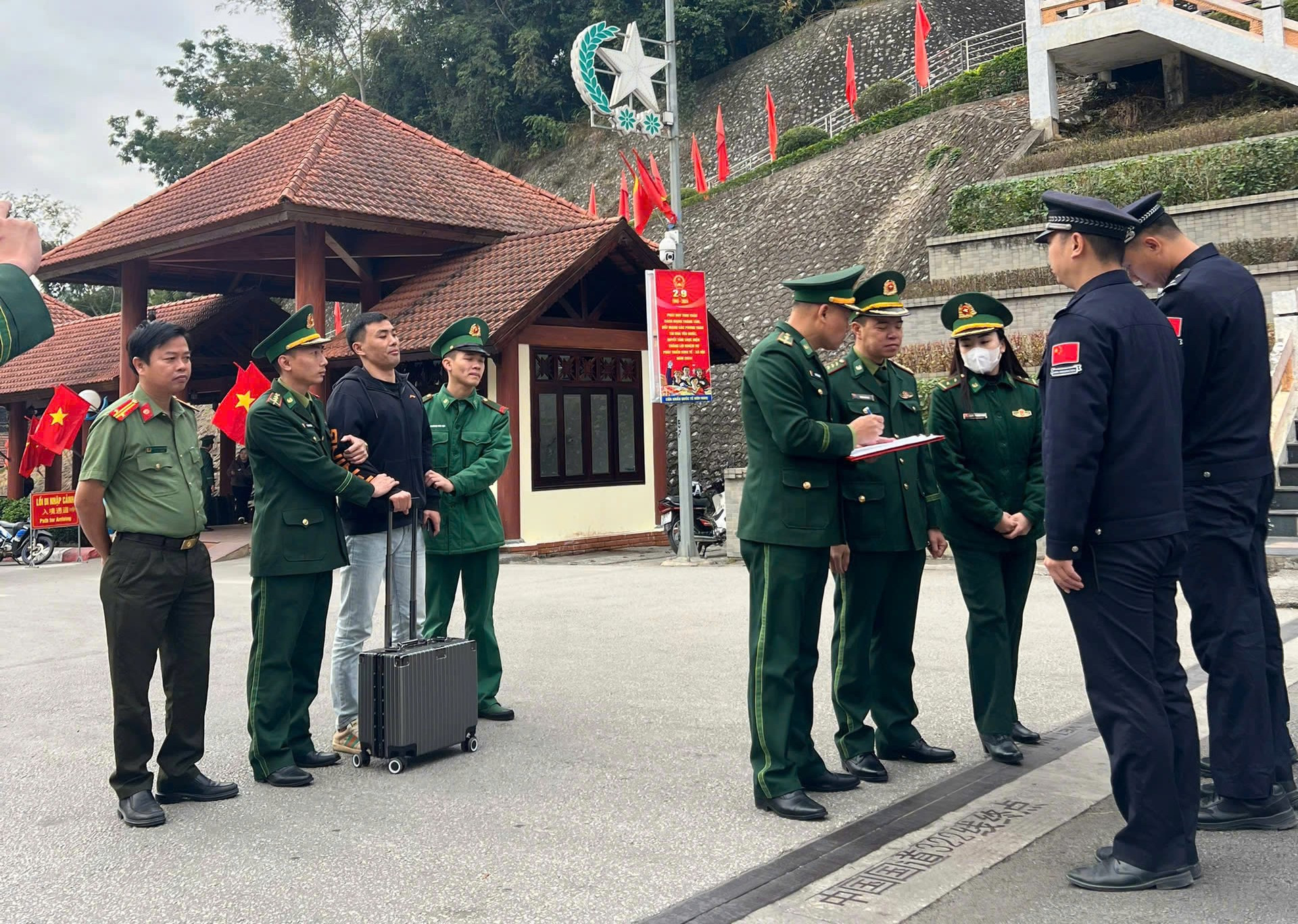 Trục xuất người đàn ông Trung Quốc nhập cảnh trái phép