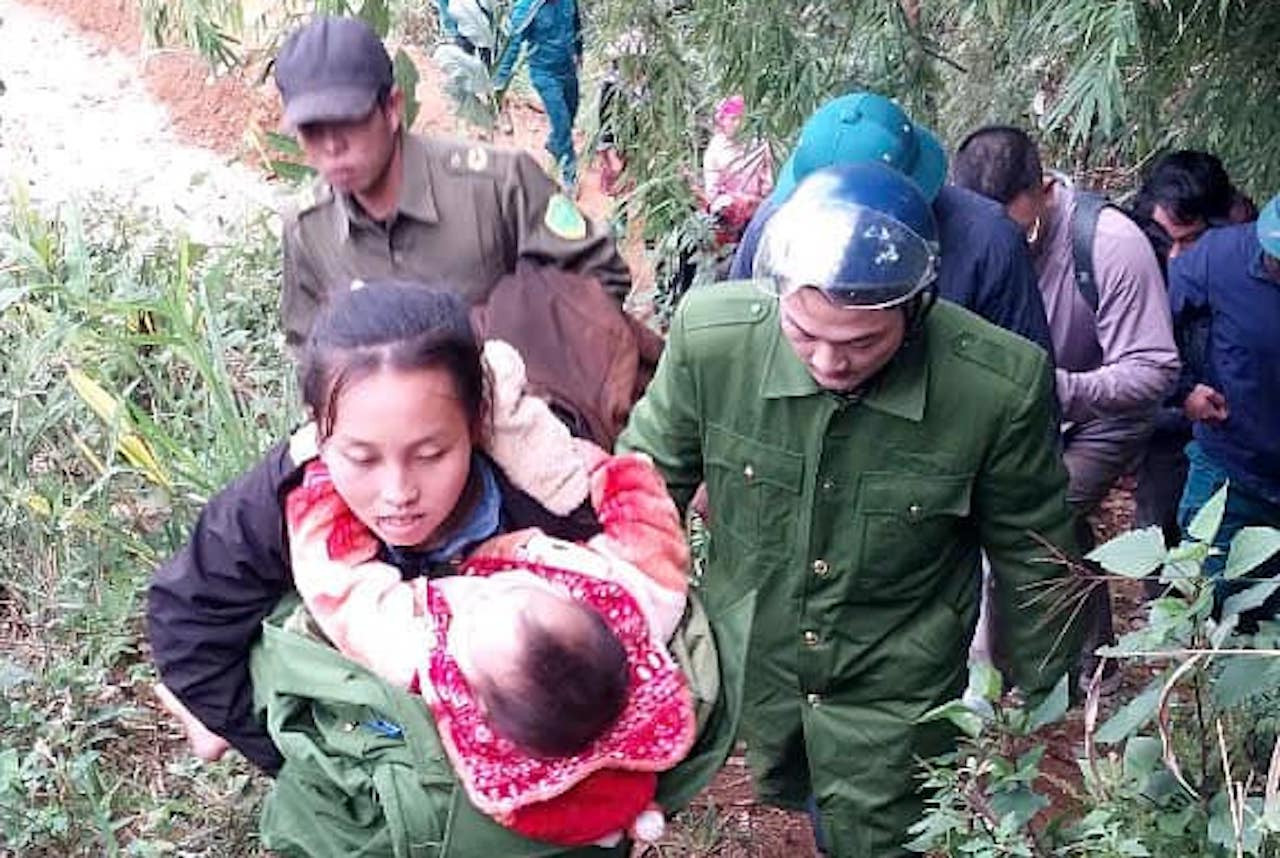 Rơi xuống vực suốt 10 tiếng dưới trời 6 độ C, bé gái 2 tuổi sống sót thần kỳ 