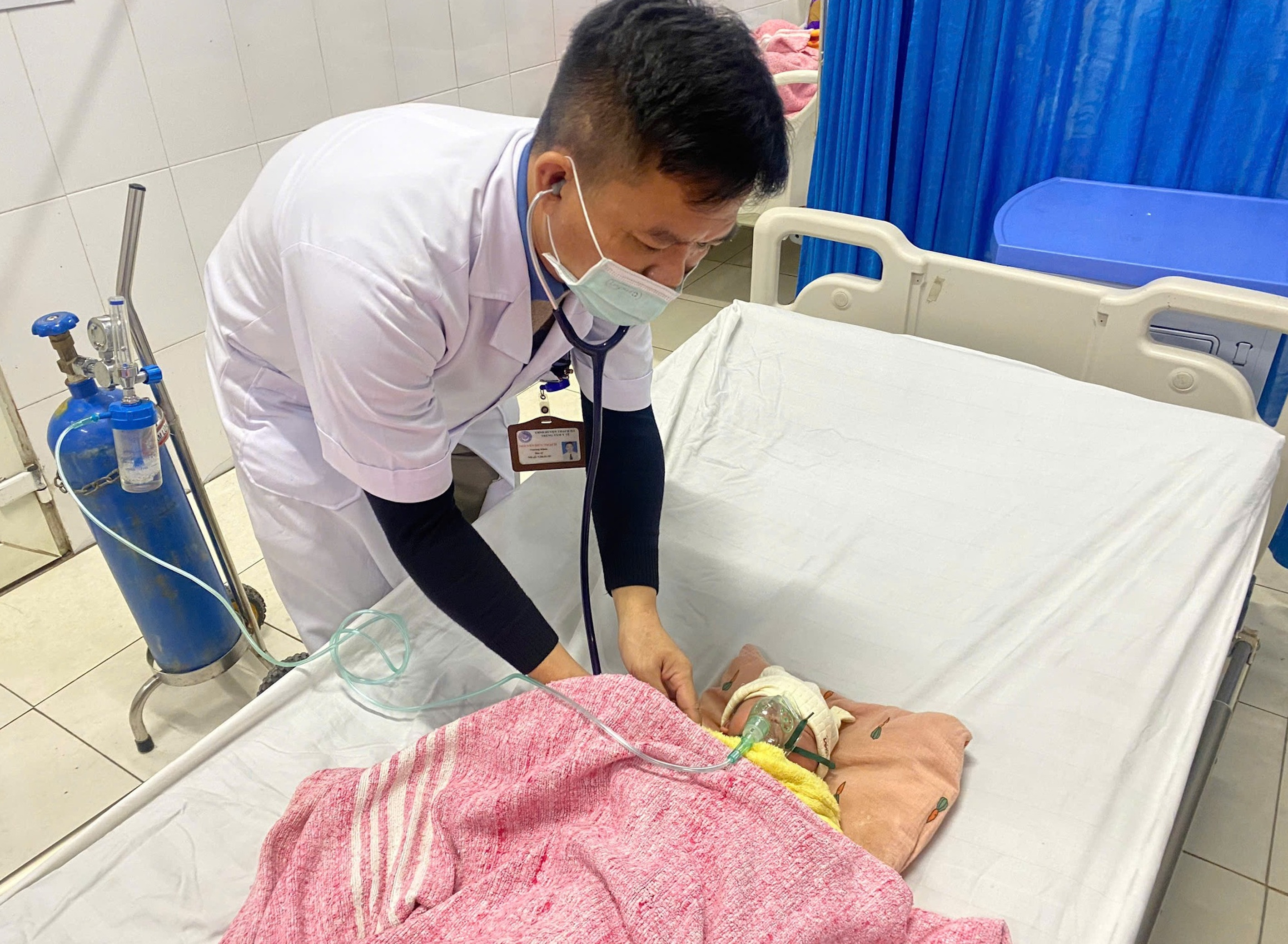 Vợ mới sinh, chồng đốt than sưởi ấm khiến cả nhà 4 người bị ngộ độc