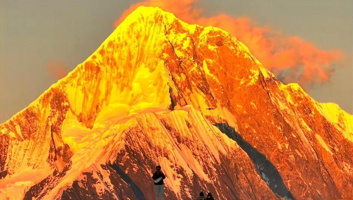 Choáng ngợp trước khoảnh khắc 'nhật chiếu kim sơn" trên đỉnh núi tuyết 7.500 m