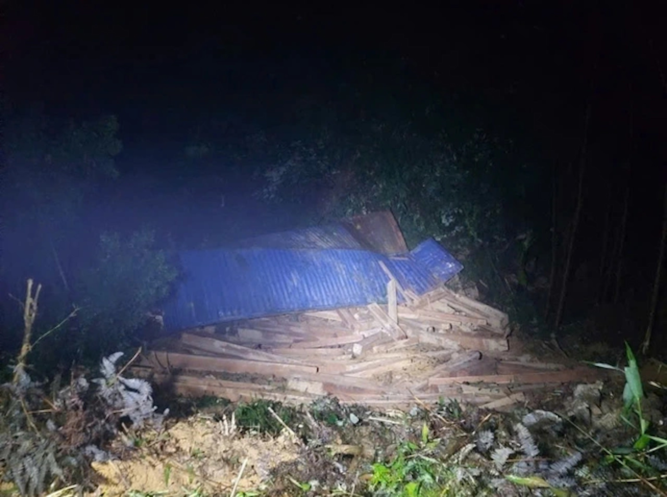 Xe đầu kéo chở gỗ rơi xuống vực sâu 30 mét, tài xế chết tại chỗ