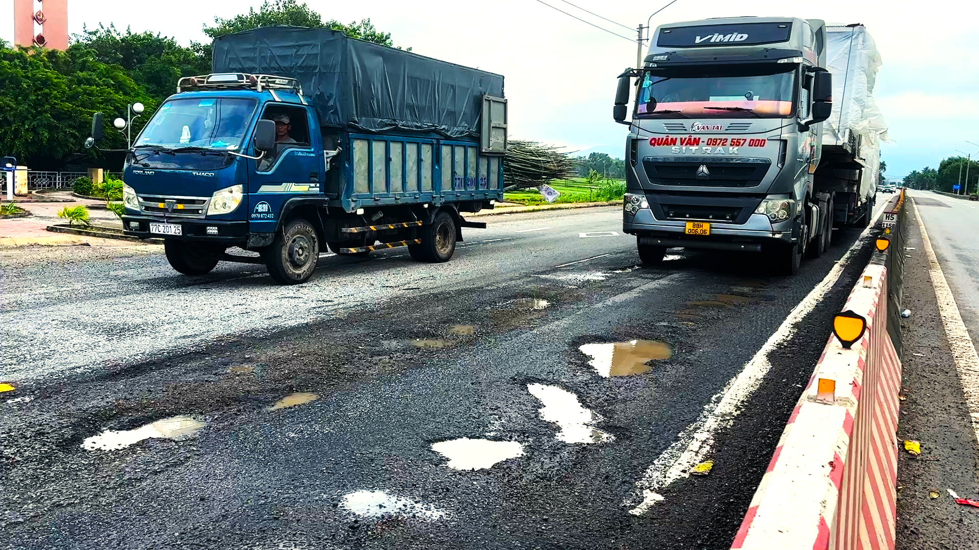 Quốc lộ 1A qua Bình Định ken đặc ổ gà, xe máy liên tục gặp nạn