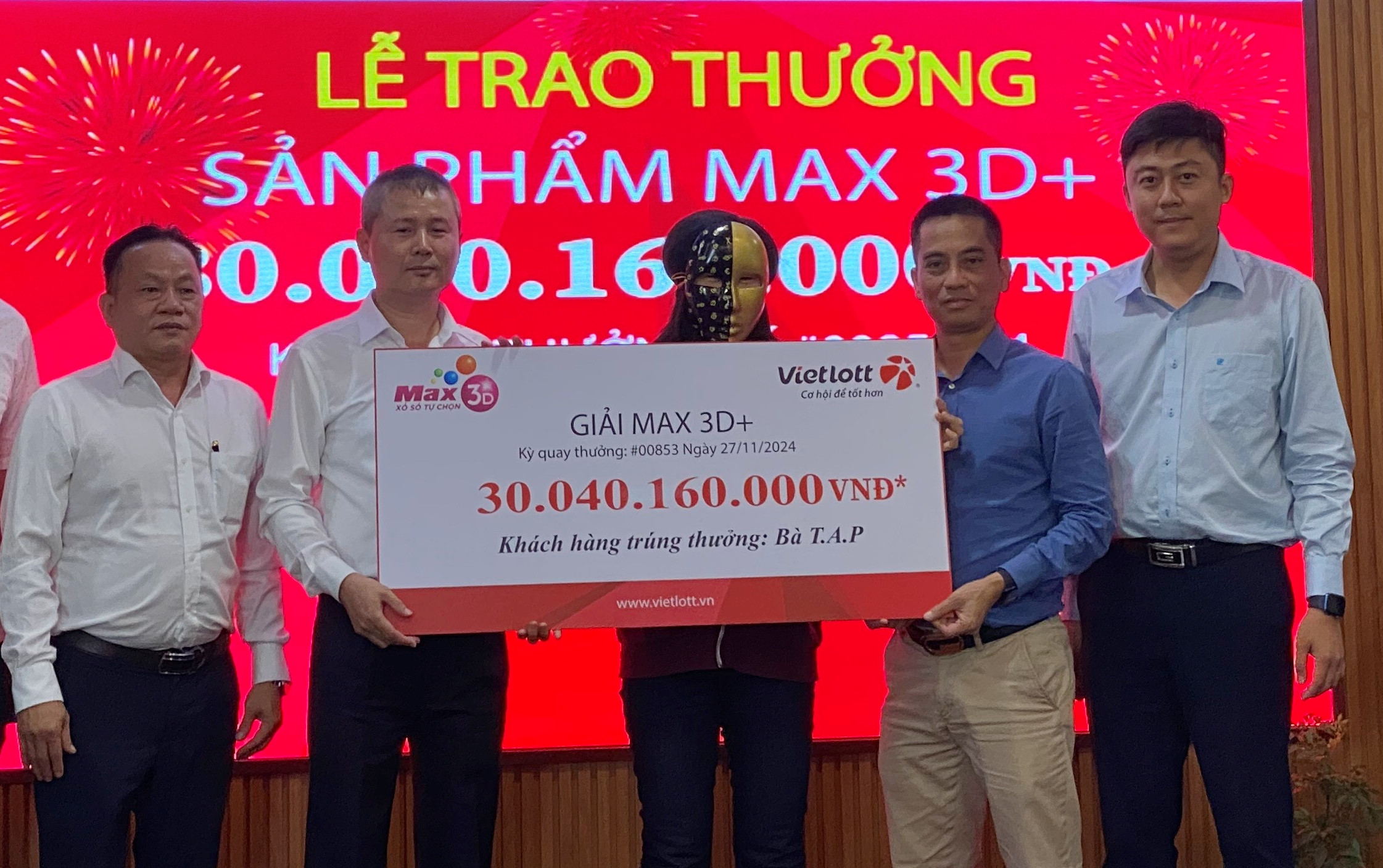 Người phụ nữ ở TP.HCM trúng cùng lúc 30 giải đặc biệt Vietlott