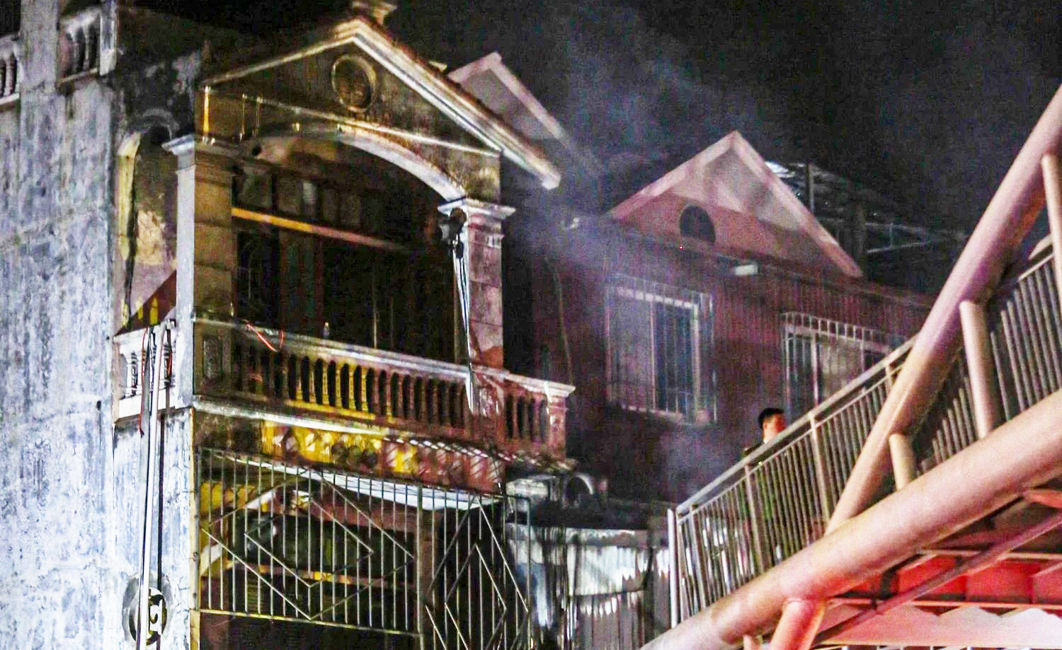 Cháy quán cà phê, 11 người chết: Lửa bốc lên dữ dội chặn lối thoát nạn tầng 1