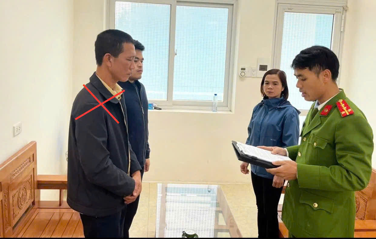 Khởi tố gã chồng ném hỏng điện thoại của vợ