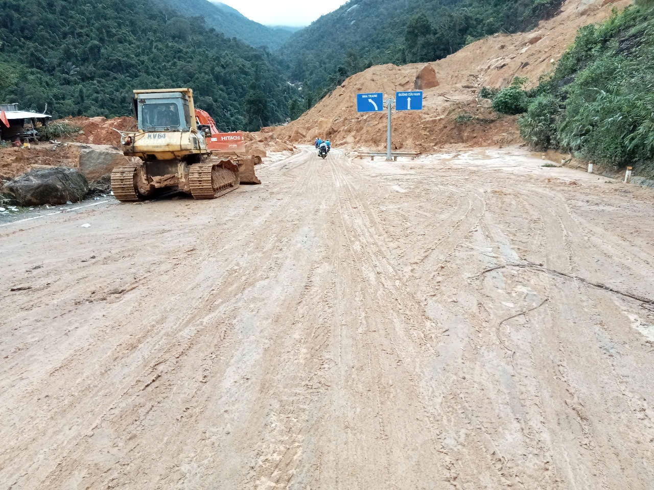 Thông 1 làn xe đường đèo Khánh Lê nối Nha Trang - Đà Lạt sau 4 ngày sạt lở