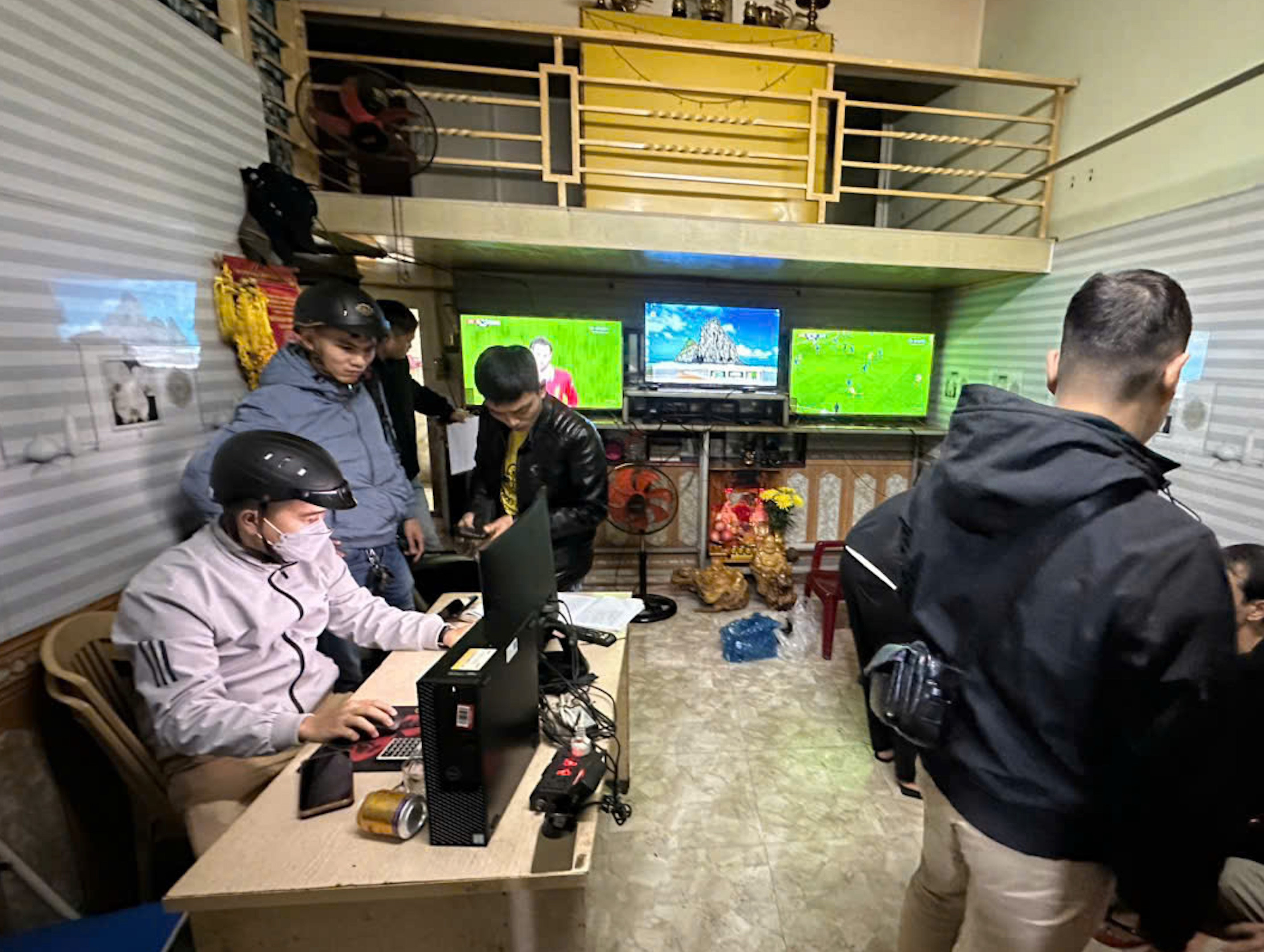 Triệt phá 3 tụ điểm cá độ bóng đá núp bóng quán cà phê ở TP Huế