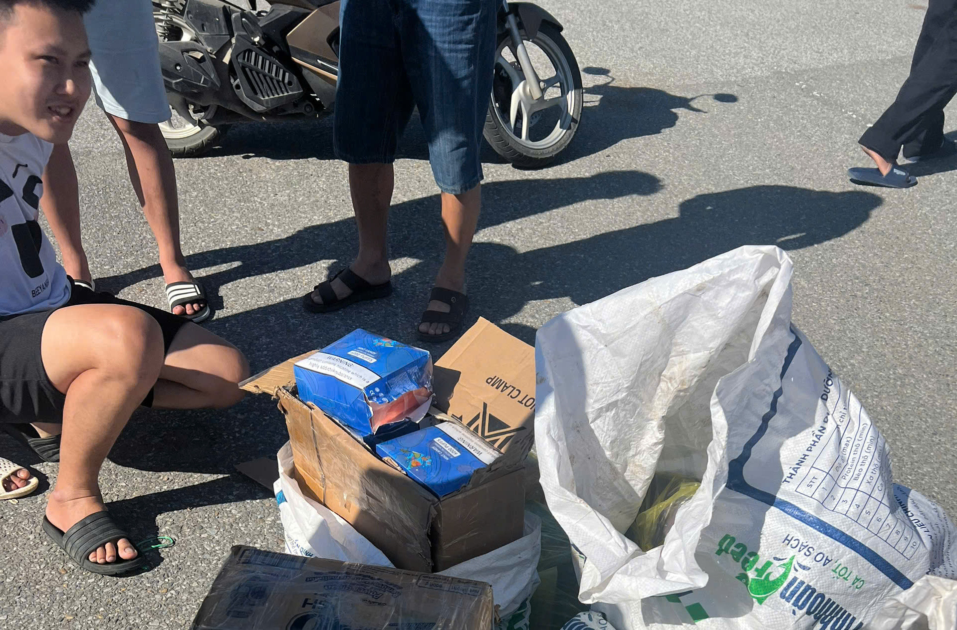 Xe khách chở 5 bao tải ma túy thả trước Sân vận động Mỹ Đình