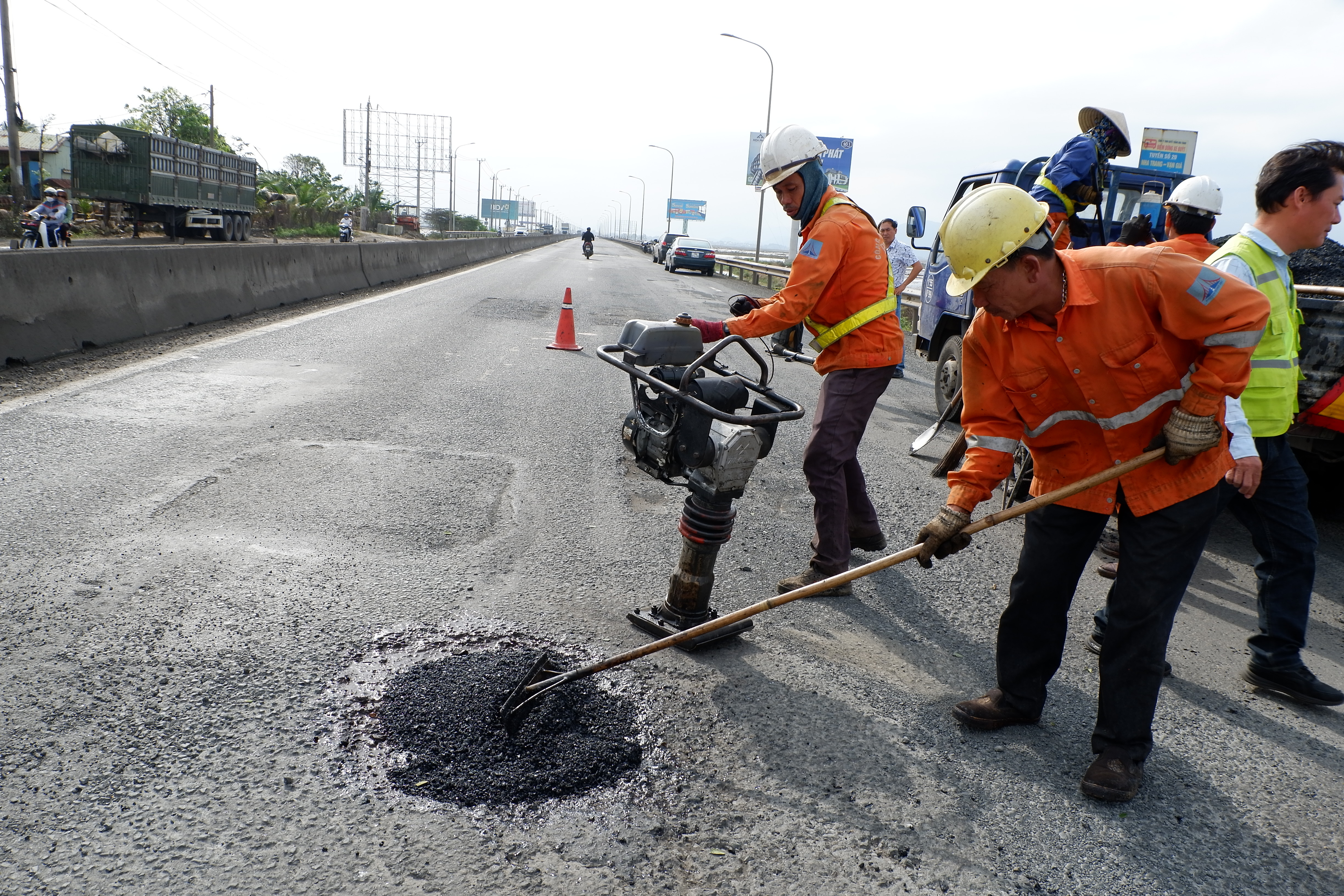 Khẩn trương sửa chữa quốc lộ 1 qua tỉnh Phú Yên sau những trận mưa lớn