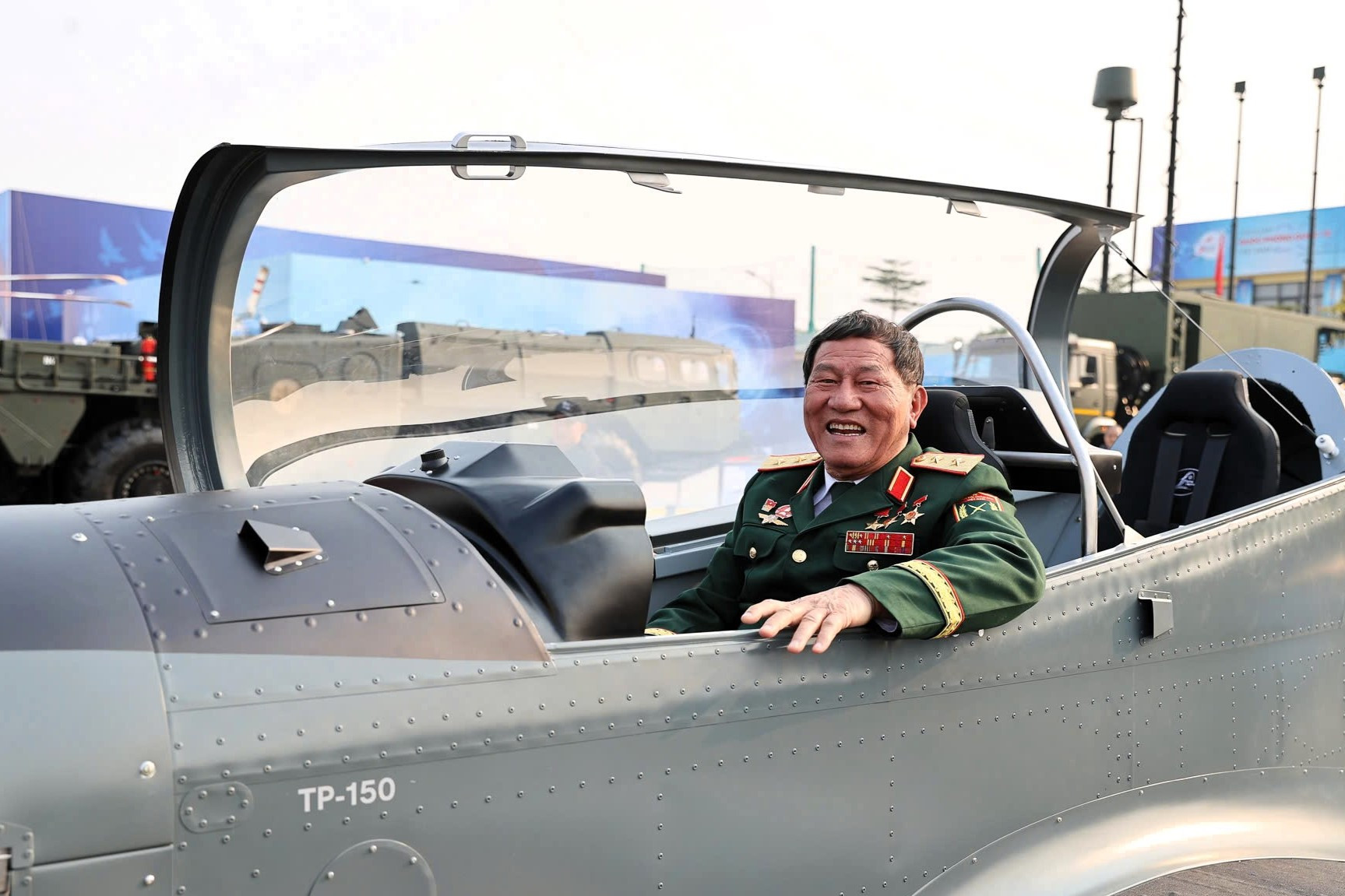 Trung tướng Phạm Tuân trải nghiệm máy bay huấn luyện do Việt Nam sản xuất