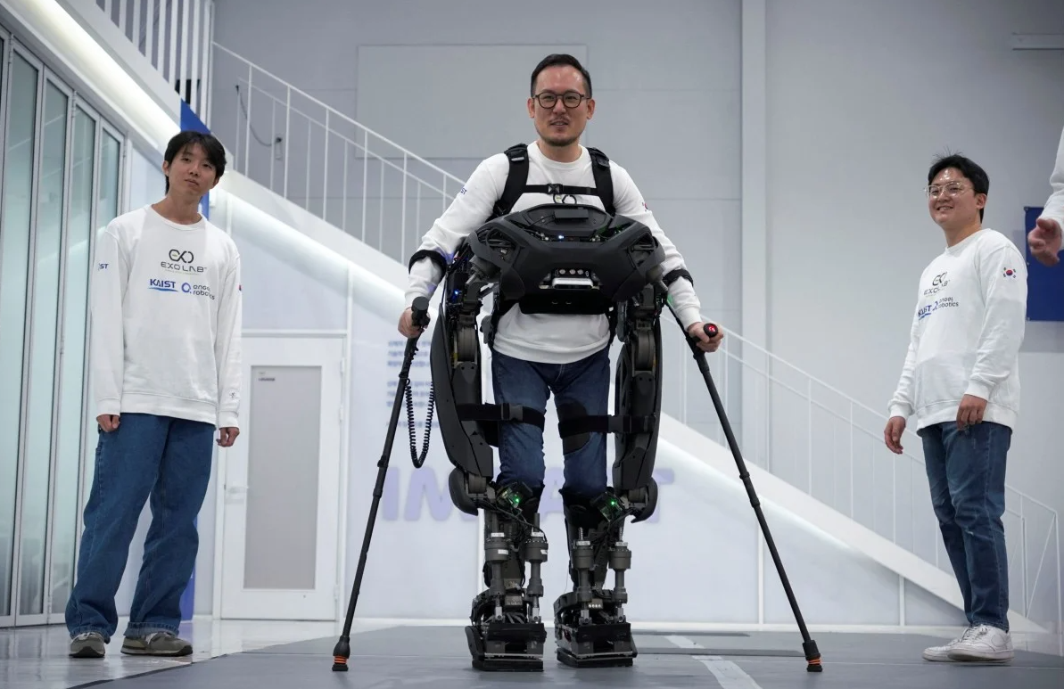 Kỳ diệu người liệt nửa thân có thể đứng lên và đi lại