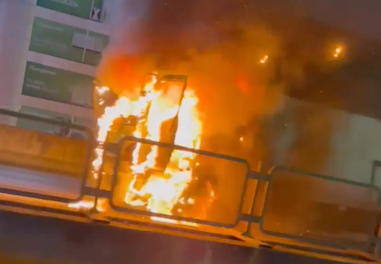 Xe tải bốc cháy ngùn ngụt trên đường Vành đai 3 trên cao ở Hà Nội